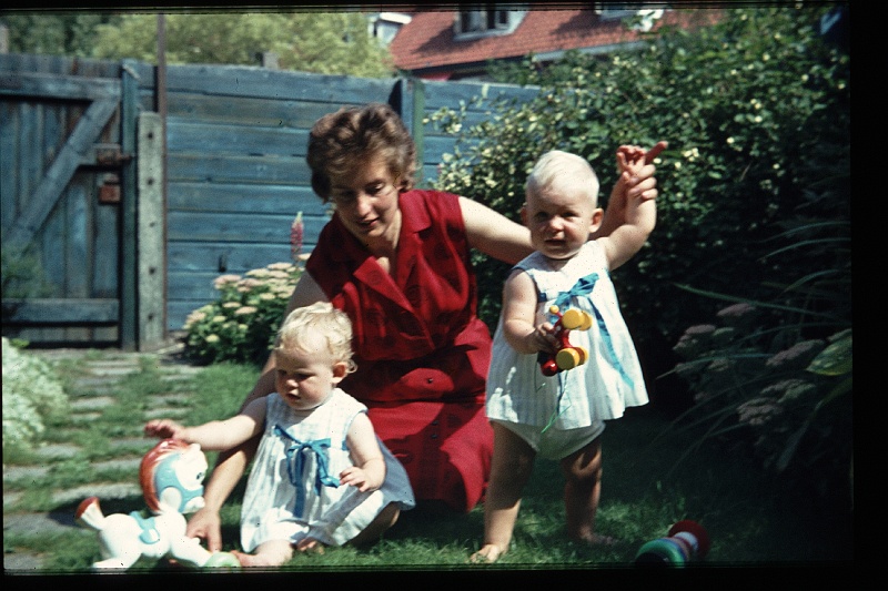 39.Delft aug 1964 Mama,Brigitte,Marion.JPG